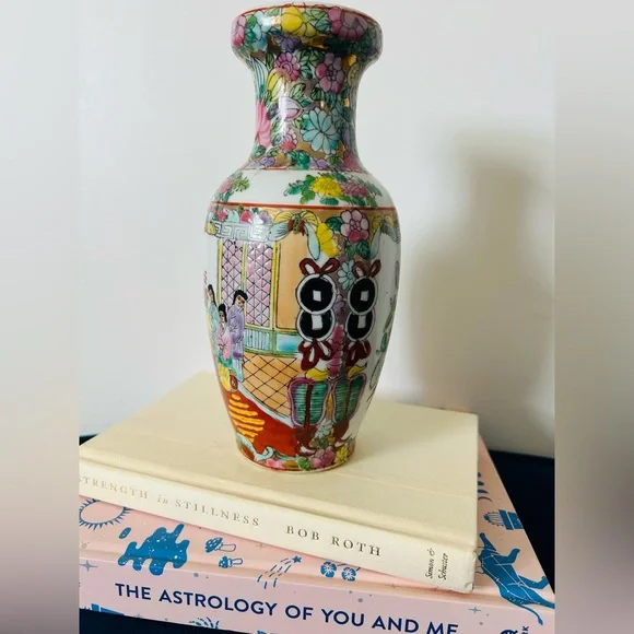 1950’s Chinese Export Rose Medallion Porcelain Vase | Chinoiserie - Picture 3 of 6